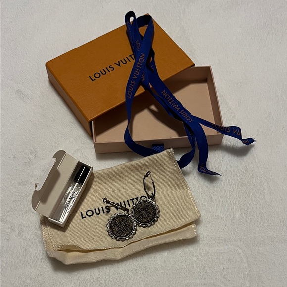 Louis Vuitton fashion Earrings, perfum’e, ribbon, dust bag, and box  (I) - Picture 1 of 8